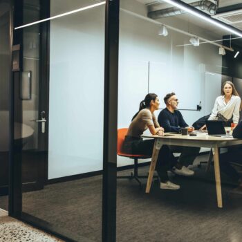 Jak wybrać najlepsze miejsce do pracy w coworkingowym środowisku?