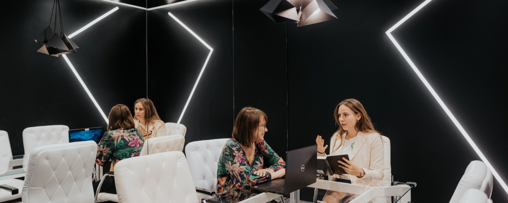 Dwie osoby rozmawiają w salce konferencyjnej O4 Coworking